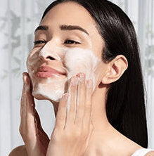 Exfoliază ușor pielea pentru a îndepărta celulele moarte.