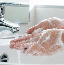 Spală-te pe mâini, ca să nu transmiți bacterii.